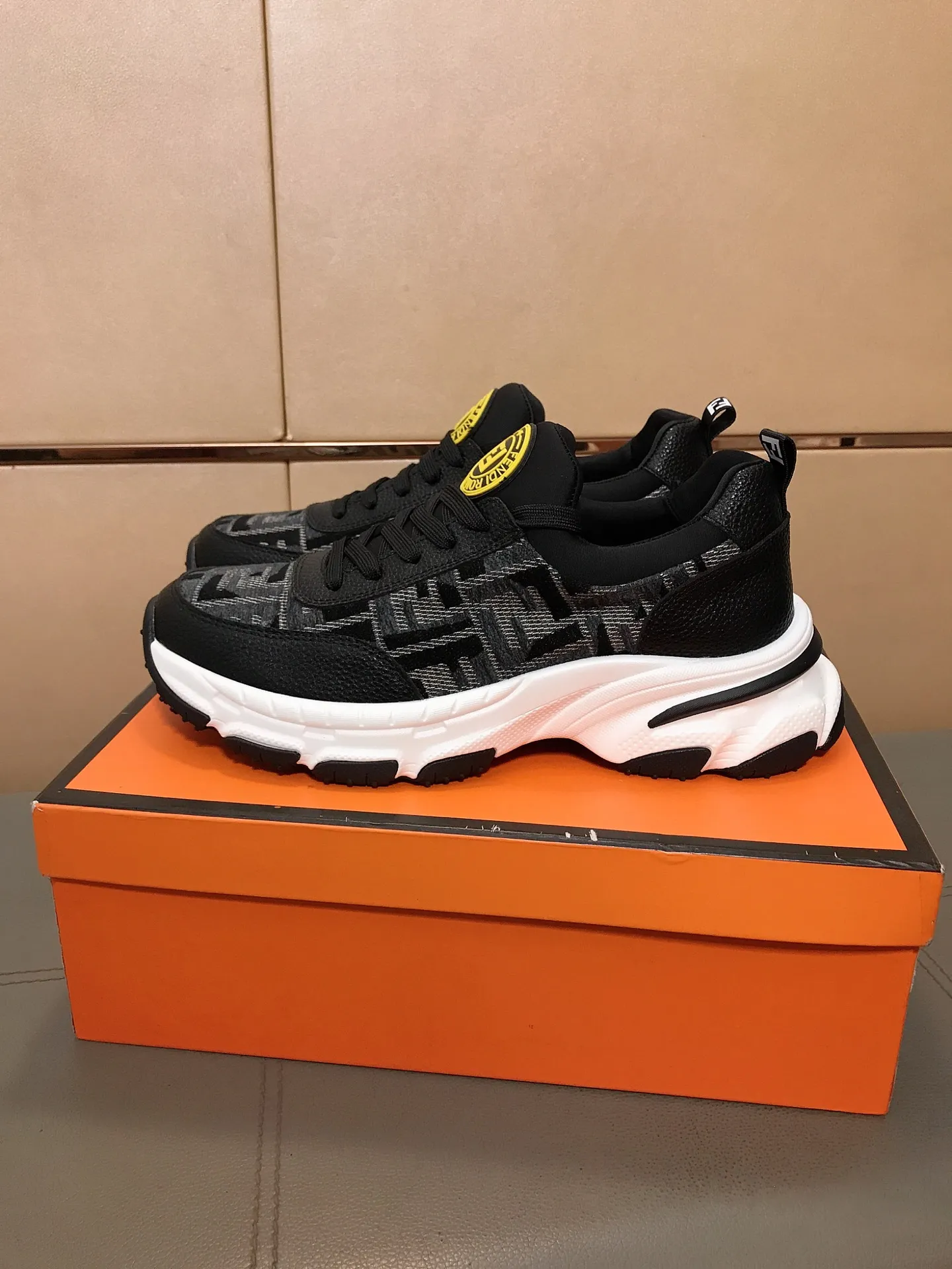 Factory price 442 💥💥🔺🔺FENDI [Fendi] Men’s new casual shoes are a hit! , that kind of calm connotation️elegant taste is indescribable to start the journey of fashionable shoes💍💍to cope with various occasions calmly! The momentum of the big names speaks for itself! Comfortable and comfortable on the feet! Materials: Imported printed materials, stitched with cowhide design, sheepskin feet, a fashion must-have! Code number: 38-44
